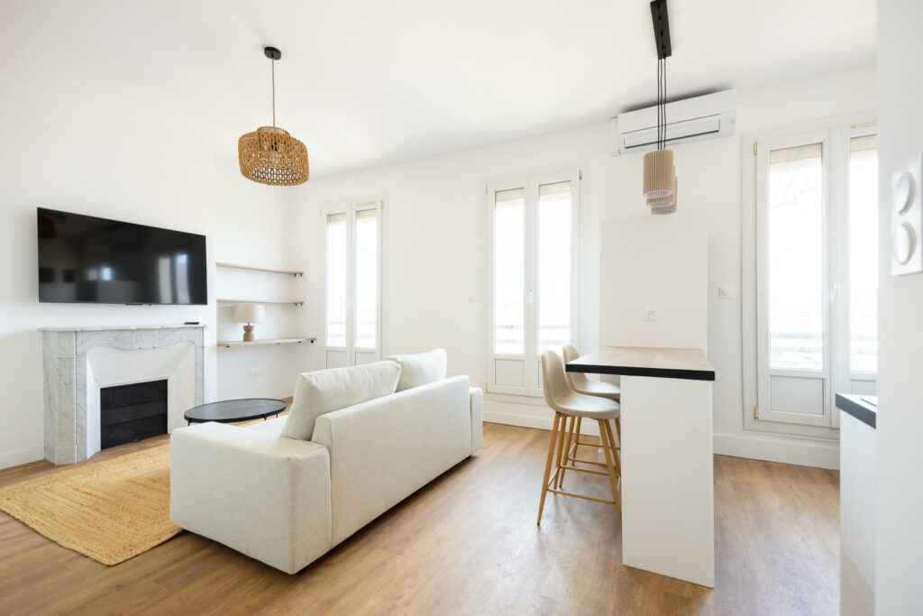 salon après rénovation avec circulation optimisée entre la cuisine et le salon