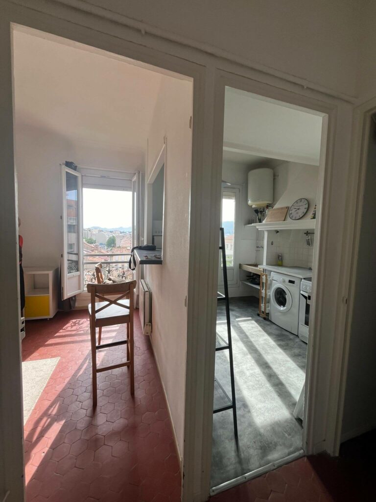 mur de séparation entre la cuisine et le salon avant rénovation