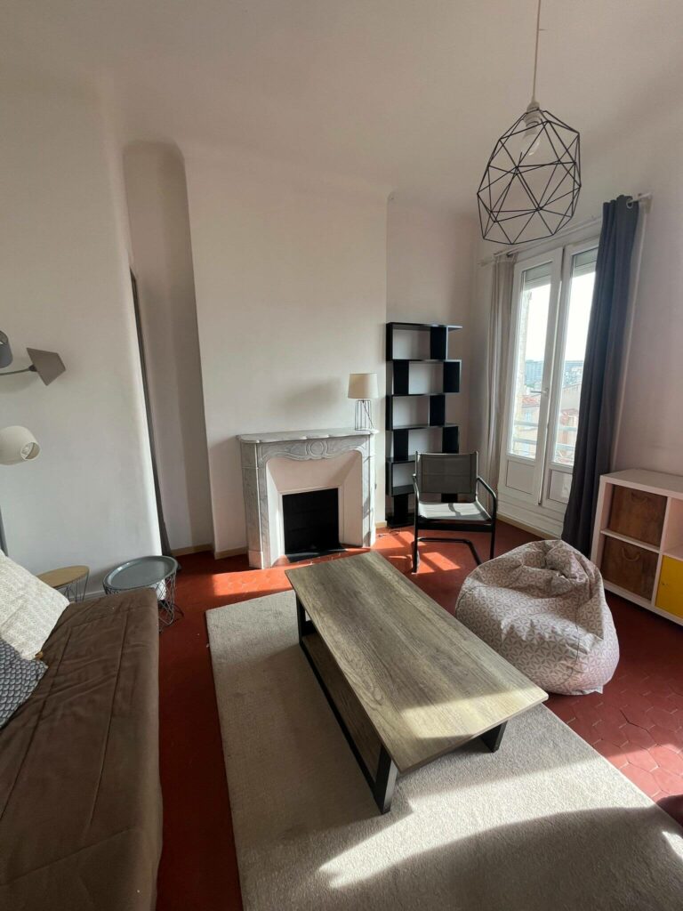 salon avant rénovation sombre et étriqué