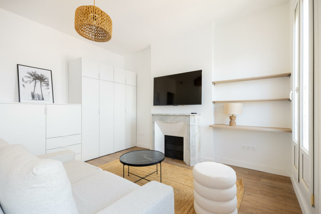 salon avec dressing et rangement intégrés après rénovation