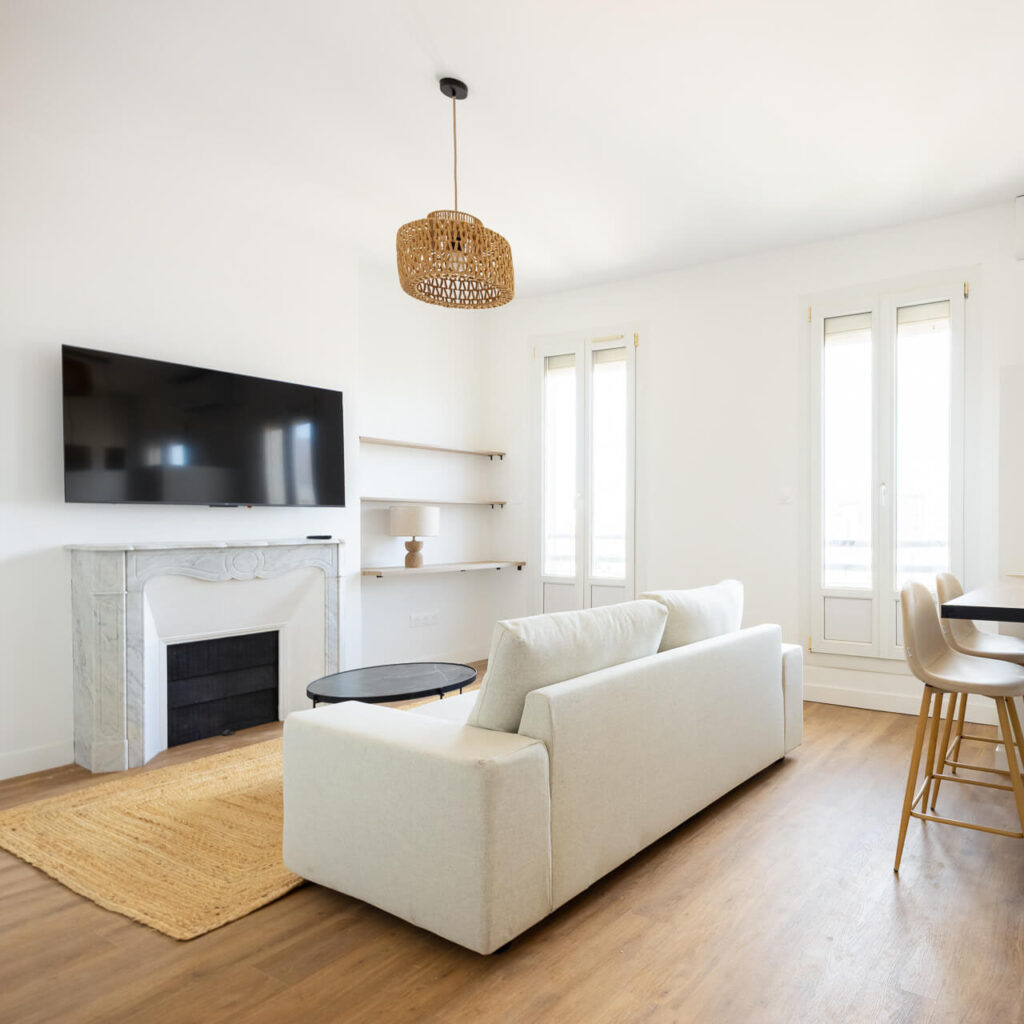 salon contemporain avec cheminée après rénovation