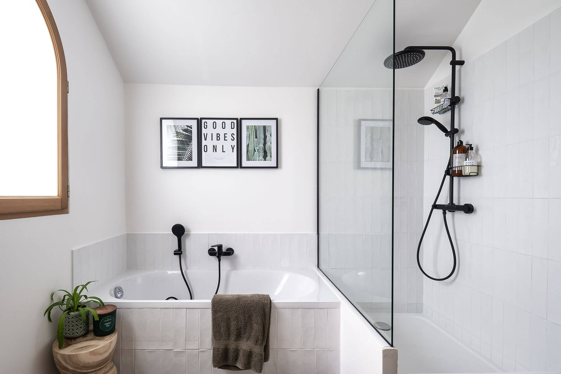 salle de bain après rénovation avec douche et baignoire dans le même espace