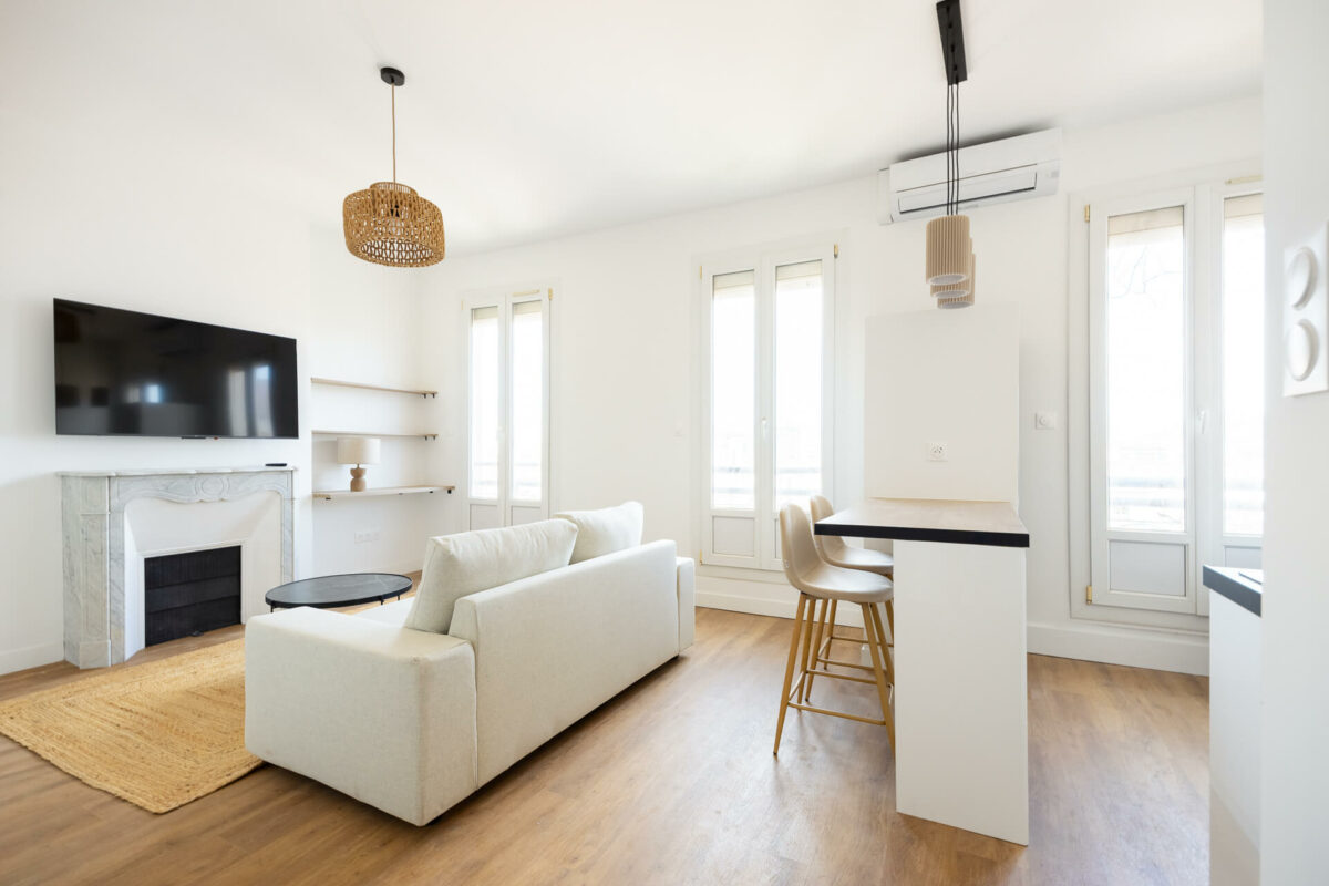 circulation entre la cuisine et le salon d'un appartement contemporain