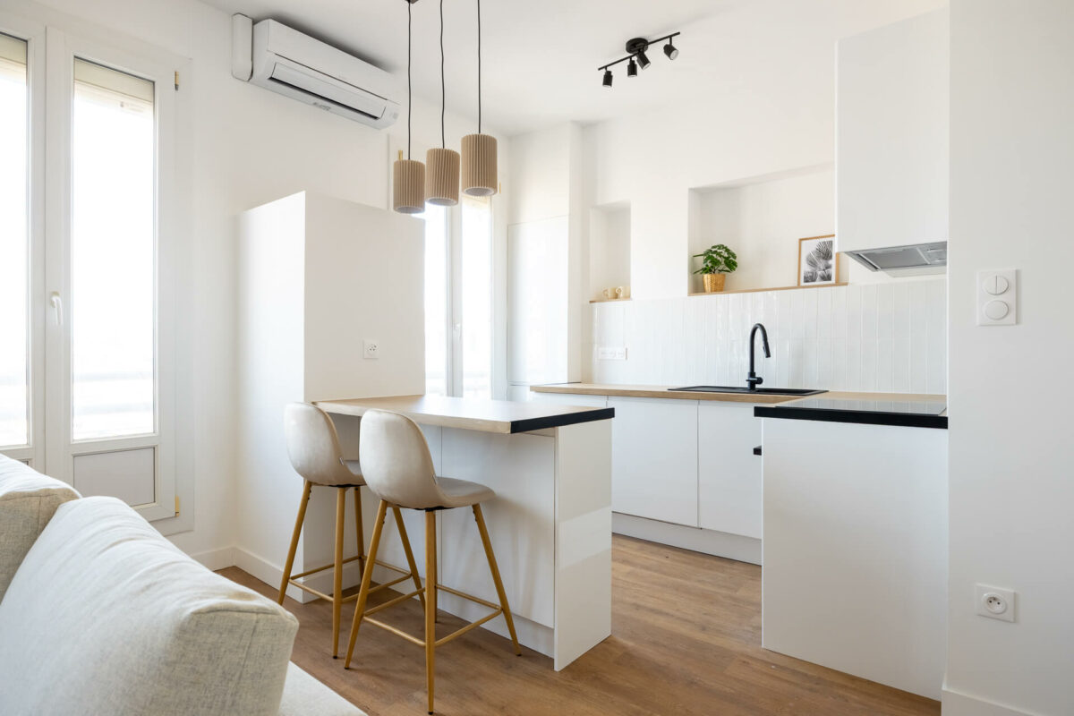 cuisine contemporaine avec coin repas intégré dans un espace ouvert