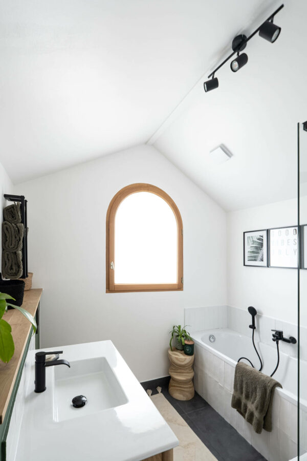 salle de bain après rénovation avec baignoire intégrée dans ce petit espace optimisé à Montmorency