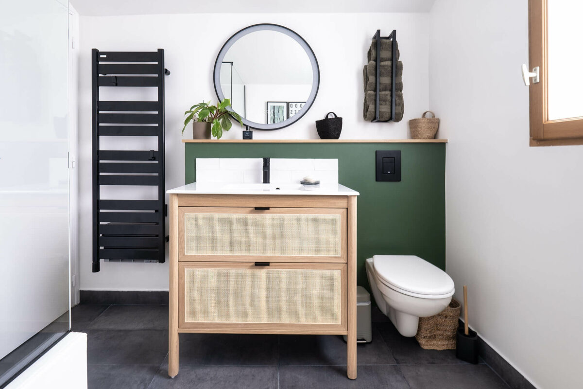 salle de bain après rénovation avec sèche serviettre et robineterie noirs