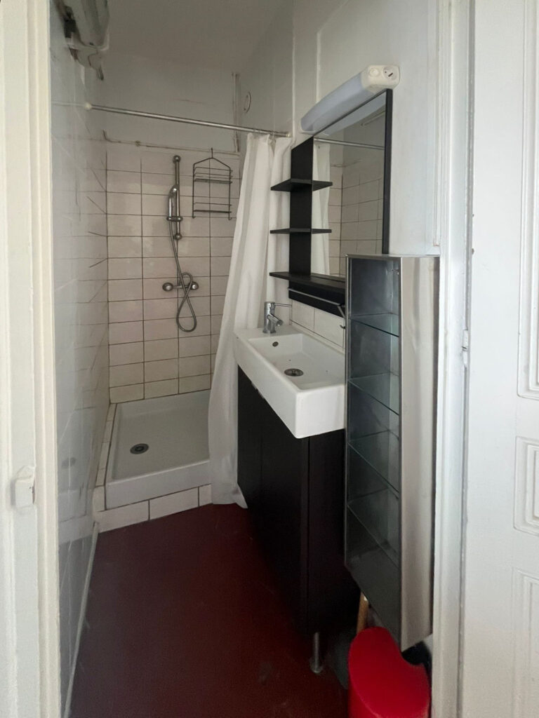 Rénovation appartement – Marseille (34m²) salle de bain avant rénovation dans un appartement ancien de Marseille de 34m2