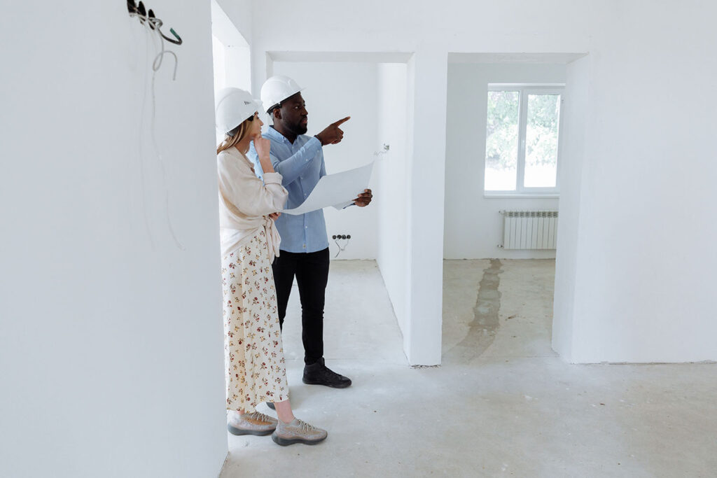 Assistance décorateur pendant les travaux : à quoi ça sert vraiment ? réunion de chantier sur un projet de rénovation en cours