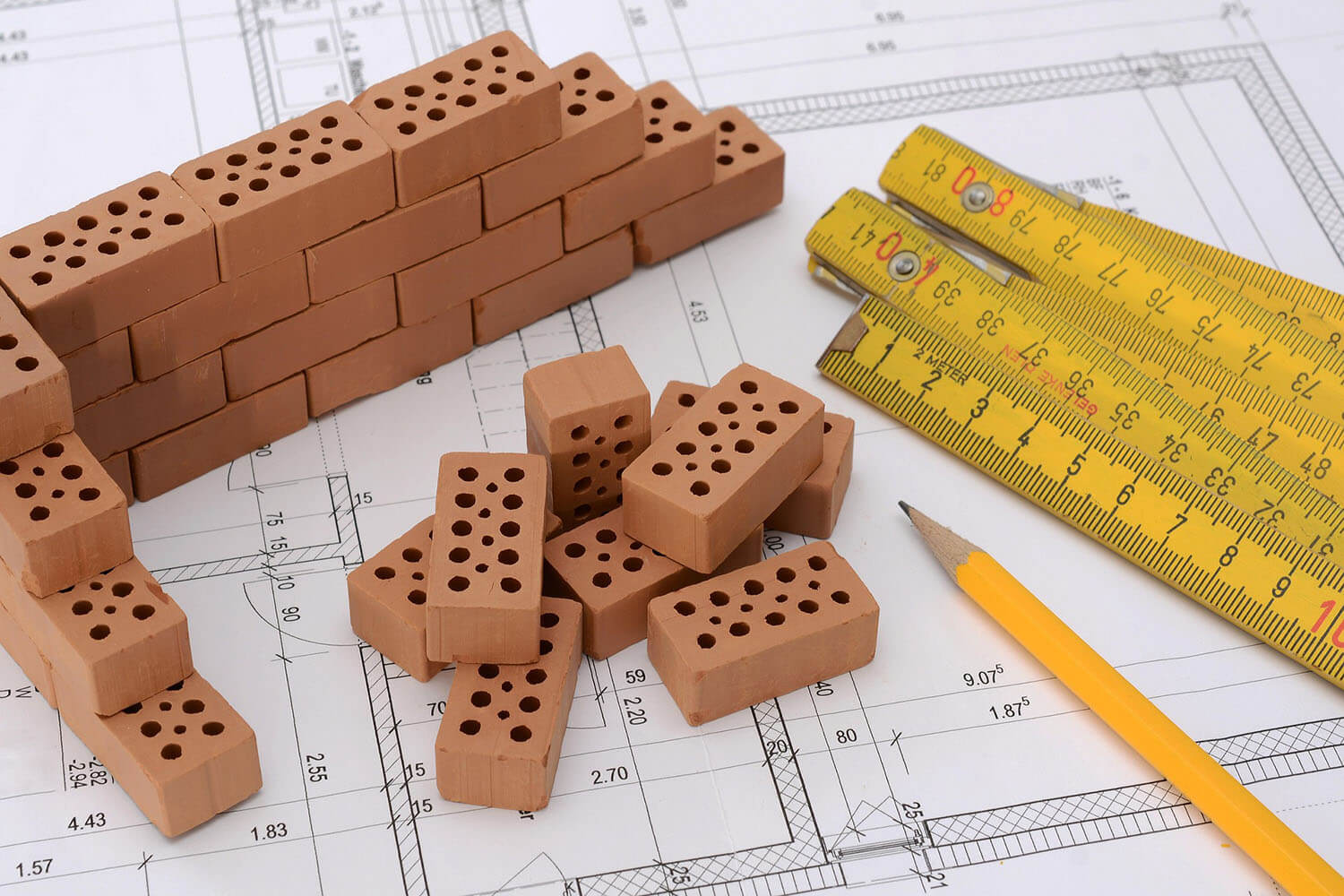Architecte, architecte d'intérieur, designer et décorateur : quelles différences ? Briques et plan d