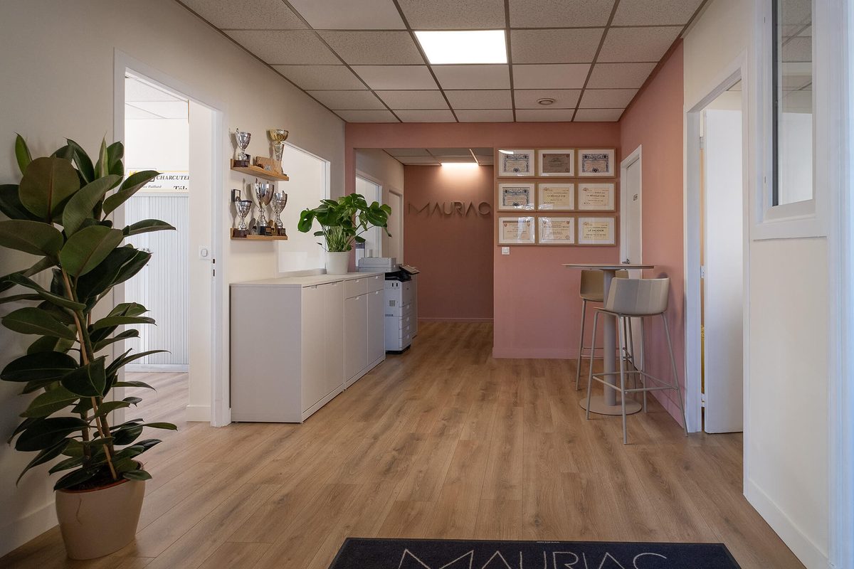 entré des bureaux mauriac avec identité d'entreprise et affichage des récompenses