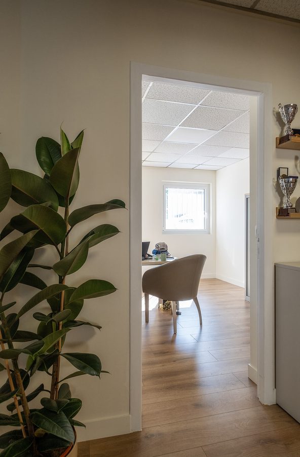 vue sur un bureau clair et désencombré après rénovation villetaneuse