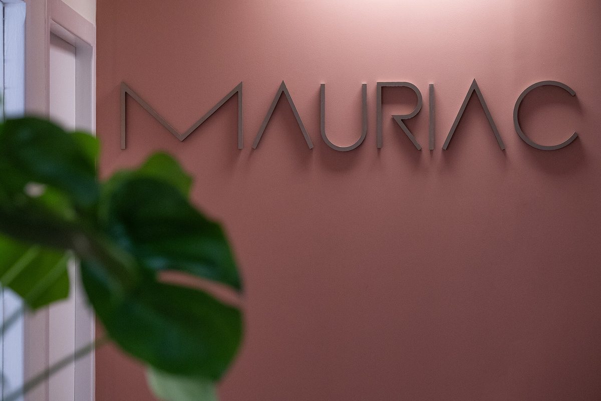 zoom sur le logo en lettre découpées après rénovation bureaux maison mauriac villetaneuse