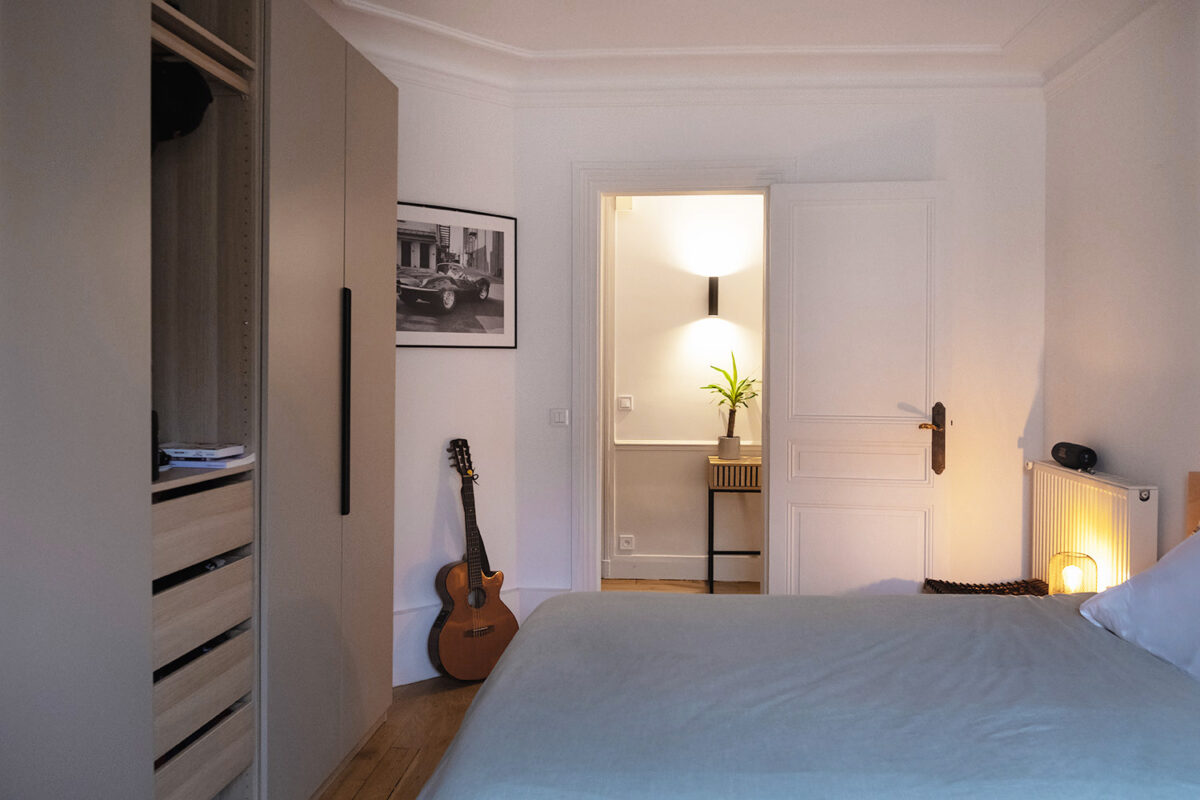 Vue de la chambre avec dressing après rénovation de l'appartement à Paris de 43m2