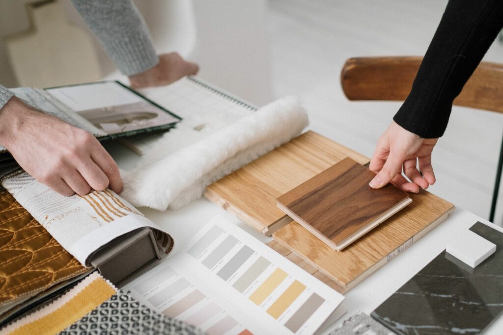 choix de matériaux lors d’un échange entre client et décorateur