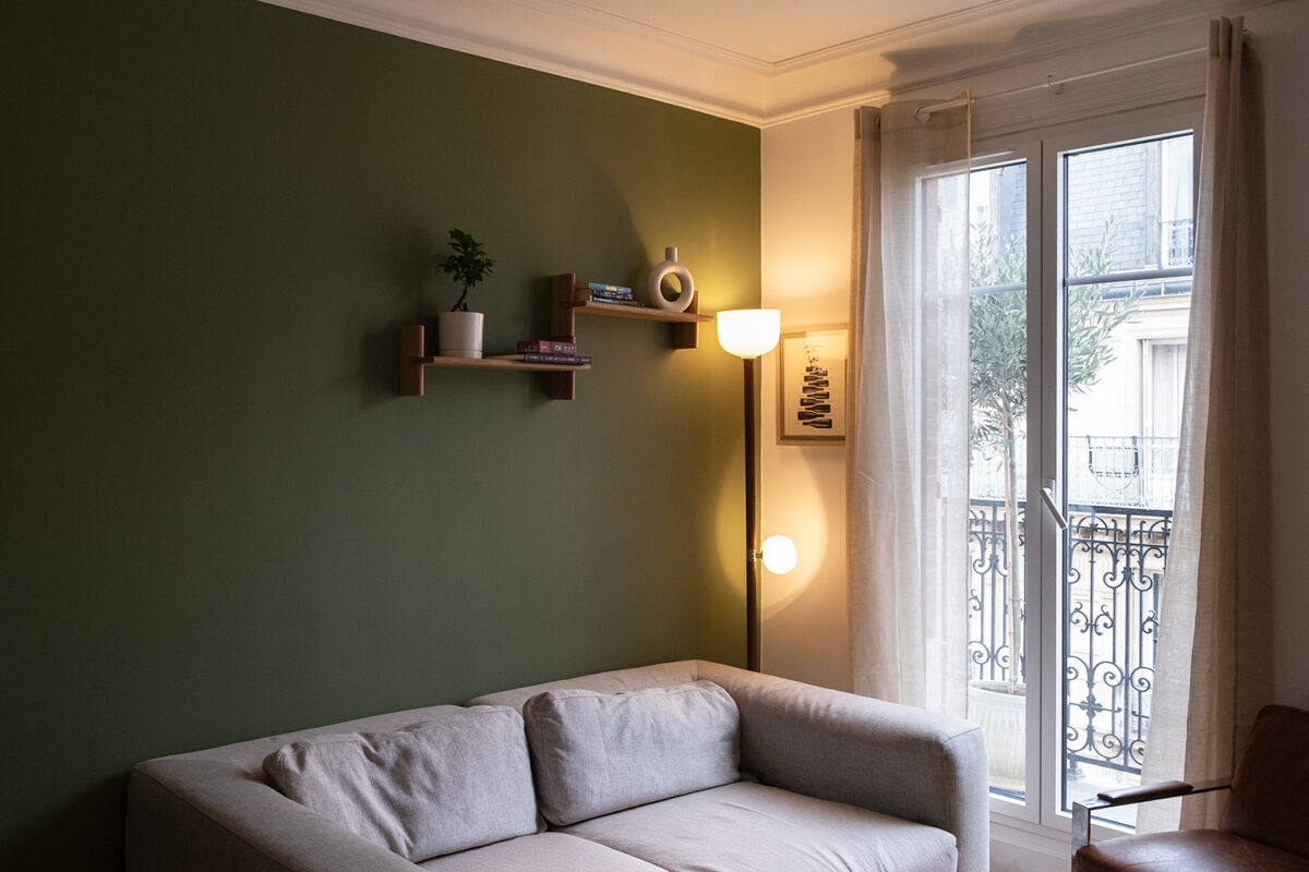 Ambiance couleur du salon après rénovation totale d'un appartement parisien de 43m2