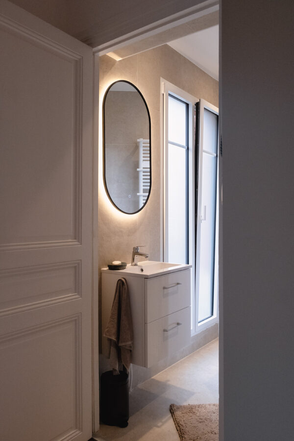 salle de bain de type hotel après rénovation totale d'un appartement à Paris de 43m2